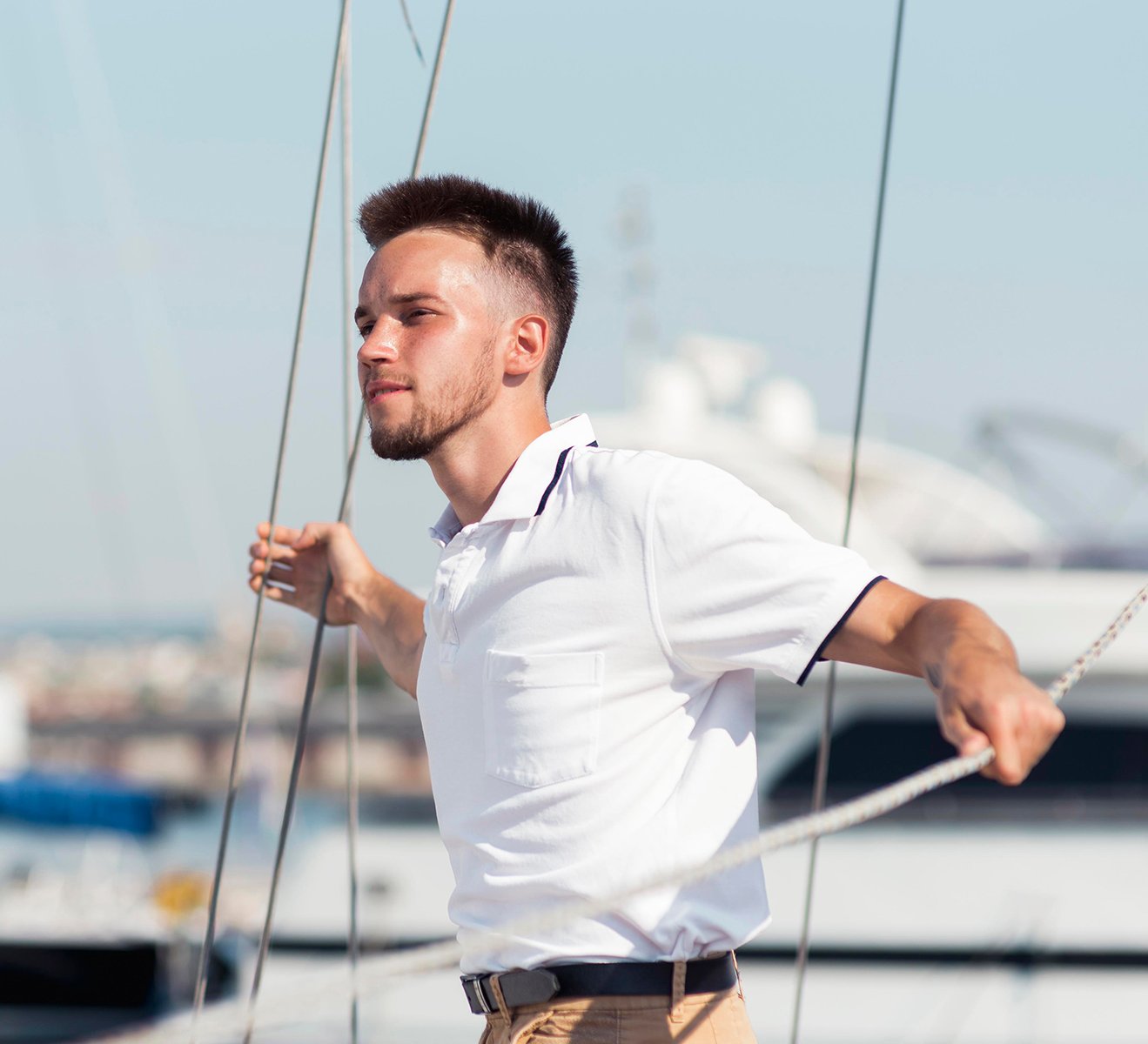 hombre-de-vista-lateral-posando-al-aire-libre